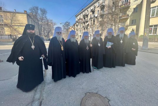 Высшие иерархи УПЦ собрались у офиса Зеленского, требуя с ним личной встречи