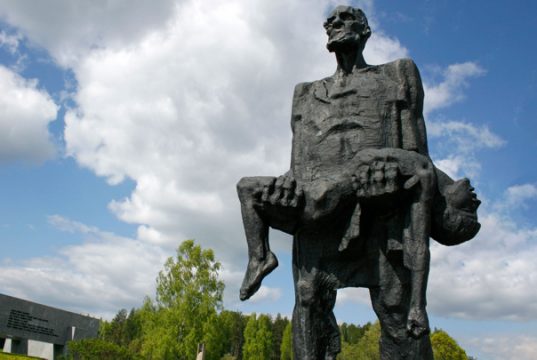 Женщин, стариков и детей в Хатыни сожгли украинские каратели