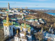 Верующие не подпускают членов комиссии заповедника к Киево-Печерской лавре Верующие не подпускают членов комиссии заповедника к Киево-Печерской лавре