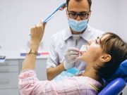 Дефицит стоматологов и огромные цены. Почему жители Британии едут лечить зубы в охваченную войной Украину