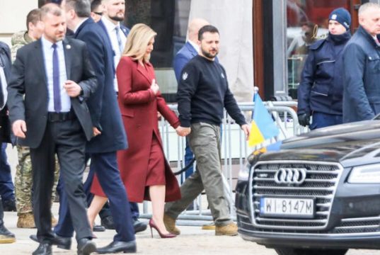 Зеленский хочет сдать Украину Польше: «В будущем между нашими народами не будет существовать никаких границ: политических, экономических и — что очень важно — исторических», — сказал президент Украины в Варшаве.