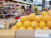 В ЕС устанавливают предельные цены на продукты из-за их резкого подорожания. Ретейлеры несут огромные убытки. Несмотря на принятые меры, ситуация не улучшается.