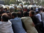 «Не хотят платить втридорога». Почему Пакистан восстал против прозападных властей, бежавших в Лондон