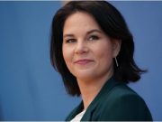 Politico узнало о перепалке между Бербок и Сийярто из-за помощи Украине