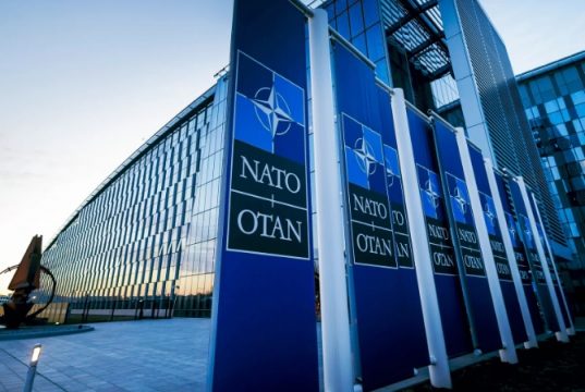 Президент Франции Эммануэль Макрон выступил против открытия офиса НАТО в Японии, так как это приведет к напряженным отношениям с Китаем.