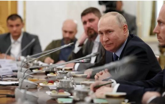 Полный контроль ситуации и санитарная зона на Украине: эксперты о встрече Путина с военкорами