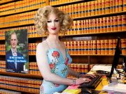 Вице-мэр Стокгольма на каблуках и с губной помадой Вице-мэр Стокгольма на каблуках и с губной помадой