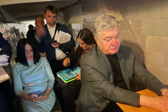 Порошенко сидит в подвале