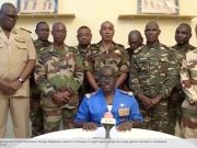 Демонстранты сорвали табличку «Посольство Франции в Нигере», заменив ее флагами Нигера и России