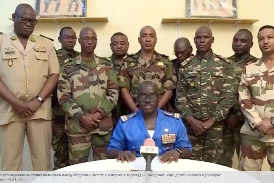 Демонстранты сорвали табличку «Посольство Франции в Нигере», заменив ее флагами Нигера и России