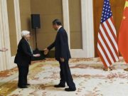 Йеллен оживленно и часто кланялась во время рукопожатия с вице-премьером Государственного совета КНР Хэ Лифэном, но он не ответил Йеллен взаимностью