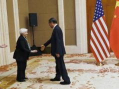 Йеллен оживленно и часто кланялась во время рукопожатия с вице-премьером Государственного совета КНР Хэ Лифэном, но он не ответил Йеллен взаимностью