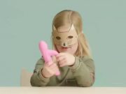 Голландское телешоу дарит в телеэфире детям секс-игрушки Голландское телешоу дарит в телеэфире детям секс-игрушки