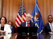 Шестеро белых полицейских штата Миссисипи признались, что в течение двух часов пытали двух афроамериканских мужчин сексуальными инструментами Шестеро белых полицейских штата Миссисипи признались, что в течение двух часов пытали двух афроамериканских мужчин сексуальными инструментами