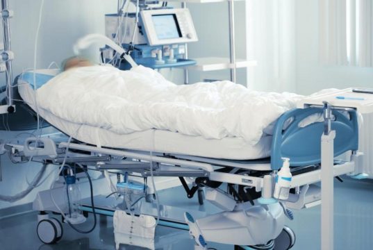 Кризис в медицине Латвии: больных не на что лечить и кормить