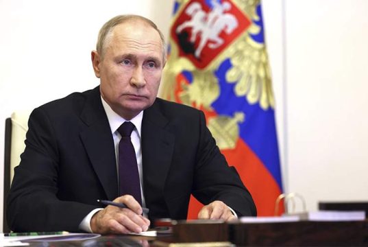 Москва и Пекин выступают с единых позиций в вопросах формирования многополярного миропорядка, заявил в среду, 20 сентября, президент РФ Владимир Путин на встрече с главой МИД Китая Ван И
