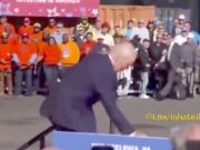 Байден снова едва не спотыкается на невысокой лестнице Байден снова едва не спотыкается на невысокой лестнице