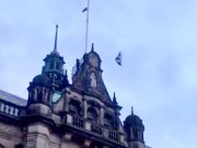 В британском Шеффилде один из демонстрантов заменил флаг Израиля палестинским флагом В британском Шеффилде один из демонстрантов заменил флаг Израиля палестинским флагом