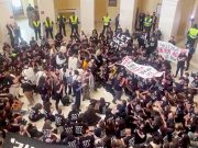 В здание Капитолия США прорвались пропалестинские протестующие (евреи по национальности) и требуют прекращения обстрелов сектора Газа В здание Капитолия США прорвались пропалестинские протестующие (евреи по национальности) и требуют прекращения обстрелов сектора Газа