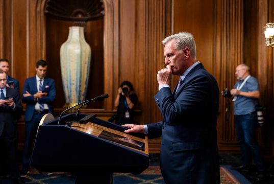 Politico: отставка Маккарти грозит Байдену трудностями с продолжением поддержки Украины