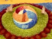 Запад предлагает проблемы, Восток предлагает перекусить Запад предлагает проблемы, Восток предлагает перекусить