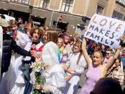 Ватикан заявил, что трансгендеры могут принимать крещение Ватикан заявил, что трансгендеры могут принимать крещение