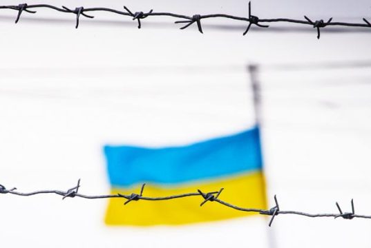 Протест польских дальнобойщиков, который слился с жалобами фермеров на дешевый импорт украинского зерна, является еще одним признаком того, как изменилось настроение среди „союзников“ Украины — пишет журналист Financial Times Рафаэль Миндер из пограничного пункта Медыка. В репортаже констатируется: вся «солидарность» улетучилась.