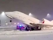 Потепление, говорите? Самолёт, планировавший вылететь на саммит по глобальному потеплению в Дубай, вмёрз в полосу в аэропорту Мюнхена