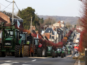 Доведенные до отчаяния французские фермеры начали осаду Парижа