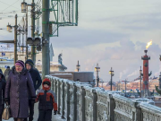 Факелы Ростральных колонн зажгли в честь 80-летия снятия блокады Ленинграда