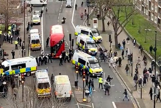 Новый год в Британии прошёл по традиции — с мигрантскими погромами Новый год в Британии прошёл по традиции - с мигрантскими погромами