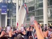 Французские фермеры подняли вверх гроб, выкрикивая «Макрон, Макрон!» Французские фермеры подняли вверх гроб, выкрикивая "Макрон, Макрон!"