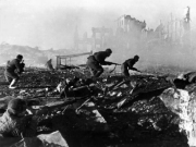 Россия отмечает годовщину победы в Сталинградской битве: исторические кадры уличных боев