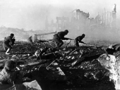 Россия отмечает годовщину победы в Сталинградской битве: исторические кадры уличных боев