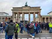 Осада Парижа, штурм Европарламента в Брюсселе, гора навоза на магистрали в Германии и массовые протесты в Аргентине