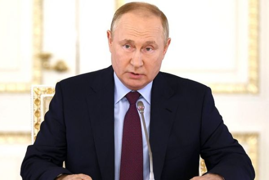 Если американские истребители F-16 будут участвовать в конфликте на Украине, взлетая с аэродромов третьих стран, эти аэродромы станут законной целью для российских военных, заявил президент РФ Владимир Путин