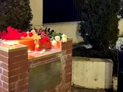 Люди по всему миру несут цветы и зажигают свечи у Посольства России в память о жертвах теракта в подмосковном «Крокусе» Люди по всему миру несут цветы и зажигают свечи у Посольства России в память о жертвах теракта в подмосковном "Крокусе"