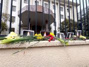 У секции российских интересов при посольстве Швейцарии в Тбилиси появились цветы в знак траура после теракта в Москве У секции российских интересов при посольстве Швейцарии в Тбилиси появились цветы в знак траура после теракта в Москве