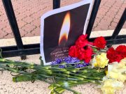 В Тбилиси несут цветы к Секции интересов России в память о жертвах в «Крокусс Сити Холле» В Тбилиси несут цветы к Секции интересов России в память о жертвах в "Крокусс Сити Холле"