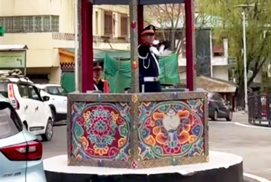 Первое чем удивляет столица Бутана Тхимпху — это регулировщики Первое чем удивляет столица Бутана Тхимпху - это регулировщики