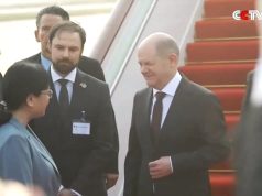 Шольца по прибытию в Китай с трёхдневным визитом встретил целый заместитель мэра города Чунцин Шольца по прибытию в Китай с трёхдневным визитом встретил целый заместитель мэра города Чунцин