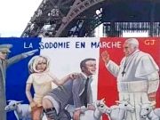 Плакаты у Эйфелевой башни. Париж готовится к Олимпиаде Плакаты у Эйфелевой башни. Париж готовится к Олимпиаде