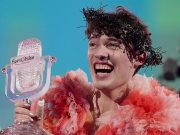 Евровидение. Победил швейцарский небинарный, выступал в женском платье Евровидение. Победил швейцарский небинарный, выступал в женском платье