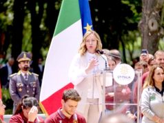 Премьер Италии посадила Макрона на место Премьер Италии посадила Макрона на место