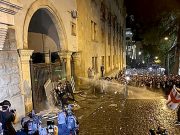 Грузинская оппозиция с каждым шагом к принятию закона об иноагентах усиливает нажим на правящую «Грузинскую мечту» Грузинская оппозиция с каждым шагом к принятию закона об иноагентах усиливает нажим на правящую "Грузинскую мечту"