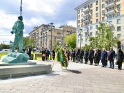 Президент Кубы, который находится с визитом в Москве, возложил цветы к памятнику Фиделю Кастро Президент Кубы, который находится с визитом в Москве, возложил цветы к памятнику Фиделю Кастро