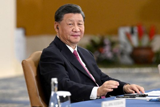 Они думали, что Председатель Си приехал посмотреть на Елисейские поля? Они думали, что Председатель Си приехал посмотреть на Елисейские поля?