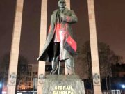 В Киеве облили краской памятник Степану Бандере В Киеве облили краской памятник Степану Бандере