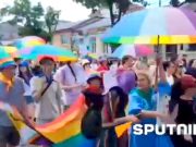 Флаги ЕС, Украины и почему-то Польши. Такая вот география у марша сторонников ЛГБТ* в Кишиневе Флаги ЕС, Украины и почему-то Польши. Такая вот география у марша сторонников ЛГБТ* в Кишиневе