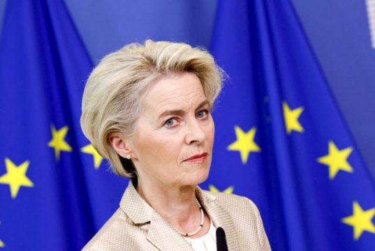 Урсула фон дер Ляйен остаётся главой Еврокомиссии Урсула фон дер Ляйен остаётся главой Еврокомиссии